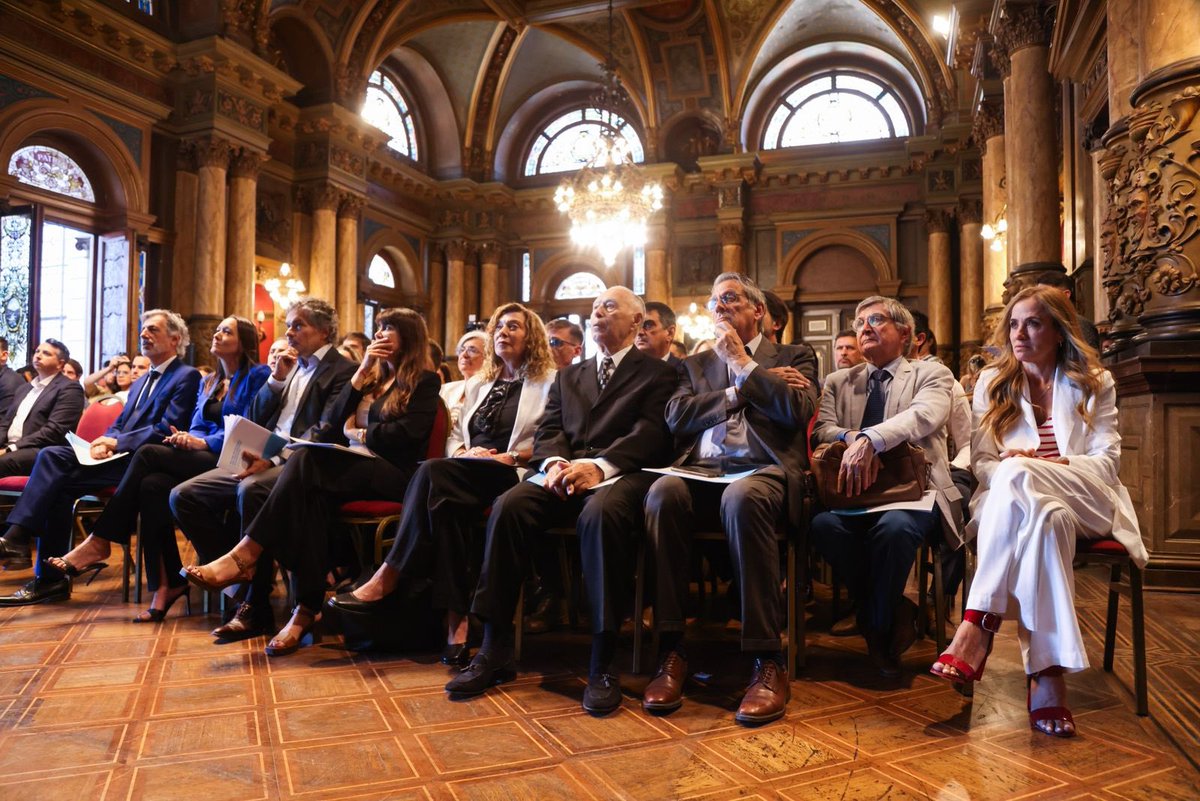 Acompañamos junto a <a href="/Julio_Alak/">Julio Alak</a> la presentación del Plan de Seguridad 2026 en el Salón Dorado de la <a href="/LaPlataMLP/">Municipalidad de La Plata</a>, un paso fundamental para seguir construyendo una ciudad más segura y más humana.

Celebramos la incorporación de nuevas herramientas tecnológicas, el refuerzo del