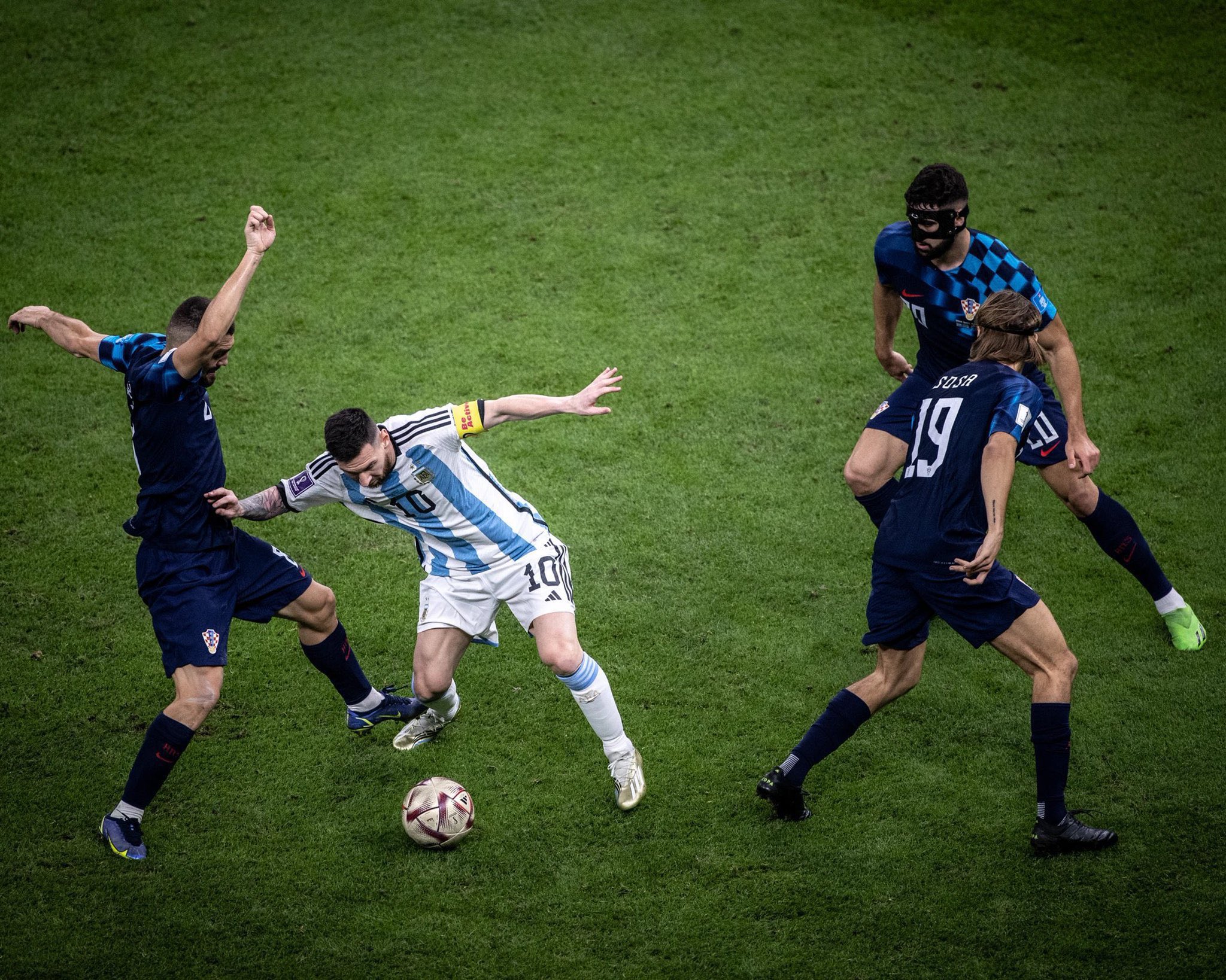 مثل هذا اليوم قبل 3 سنوات. الأرجنتين تتأهل إلى نهائي كأس العالم 2022. بقيادة الأسطورة ليونيل ميسي بعد أداء تاريخي أمام كرواتيا. ليلة لا تُنسى في طريق المجد 