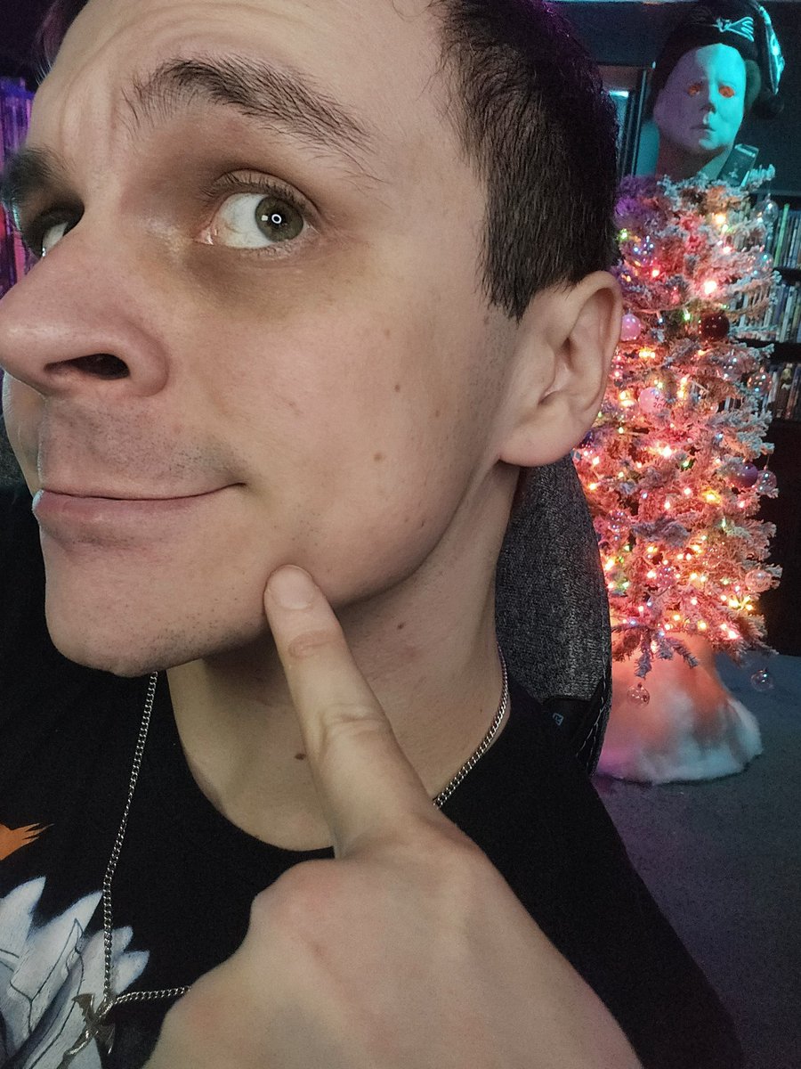 ImDreamWarrior's tweet photo. TREE IS UP! Which means it needs DECORATING and...HOLIDAY HORRORS?! 😱🎄 Did you guys know I'M GOING TO JAPAN NEXT YEAR?! 🎉

🔴I'M LIVE!🔴
https://t.co/Y3SI8MPMp2 https://t.co/LrbnjuQkbQ