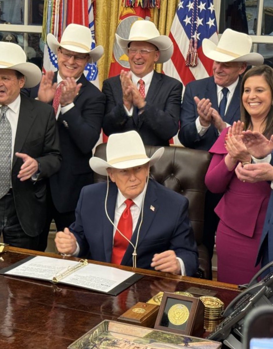 MAGAVoice's tweet image. HOLY SH*T TRUMP HAS SO MUCH AURA 🤠 🔥