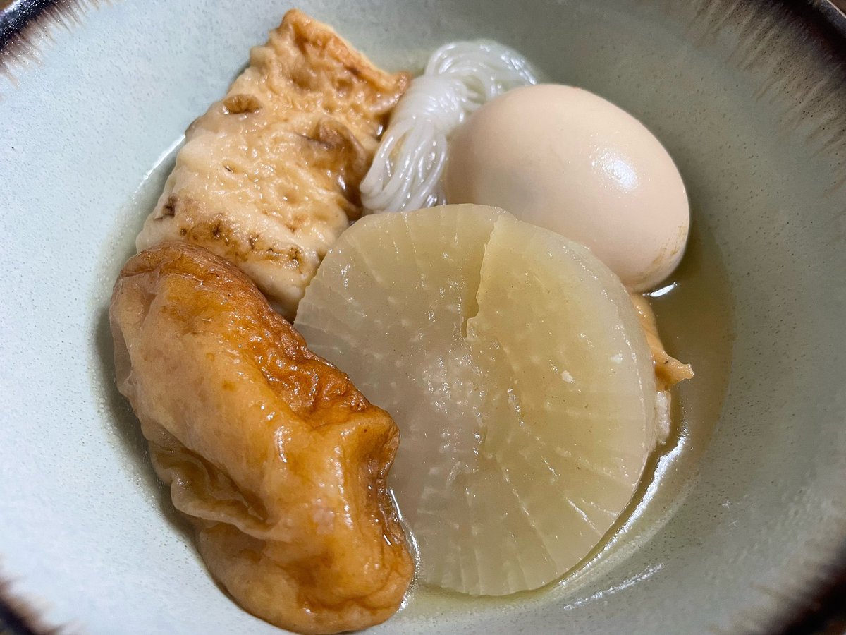朝からおでん🍢。昨日の残りものじゃなくて、昨夜寝る前に電鍋ちゃんに仕込んでおいて、今朝も温め直しにスイッチオンしただけ。ぐうたらしてる間におでんを作ってくれる電鍋ちゃん、最高だよ。