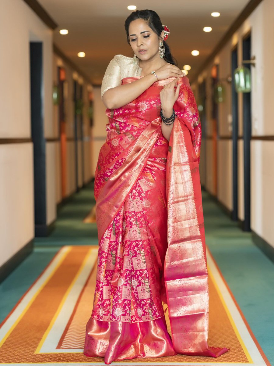 viralvideos16's tweet photo. 🎯 #AnasuyaThread
#Actress #Anasuya New Look https://t.co/fmMUmyVRoa