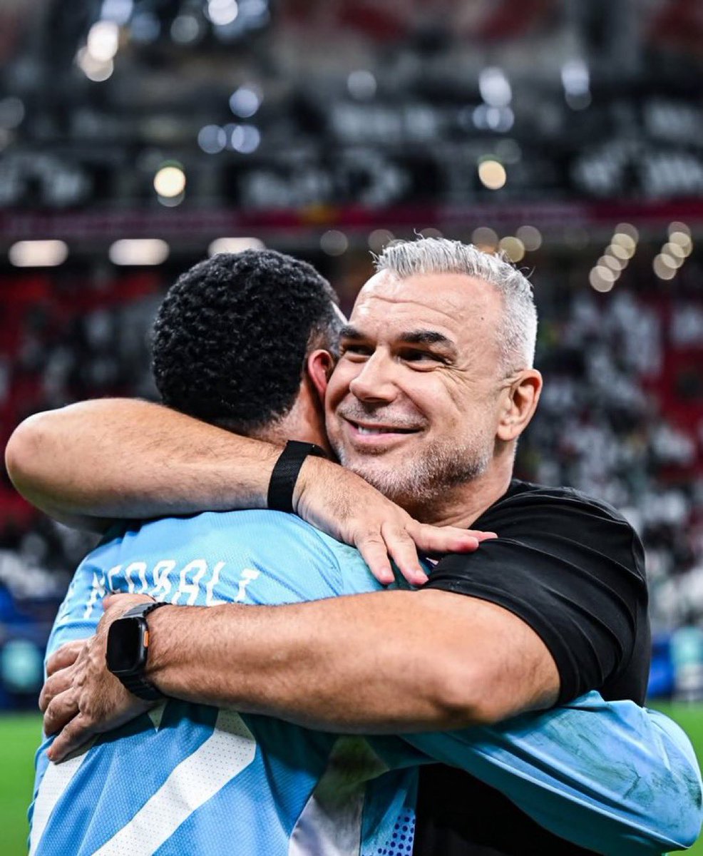 والله يا كوزمن ودي تنجح مع المنتخب 
شخص اخر ١٥ سنة من حياته اغلبها في الامارات 

اليوم انفعاله وطريقة تعامله مع المباراة يمكن افضل مباراة له حتى بطريقة نقده للحكم كان يشل الضغط عن اللاعبين 

شوي من كوزمين العملاق