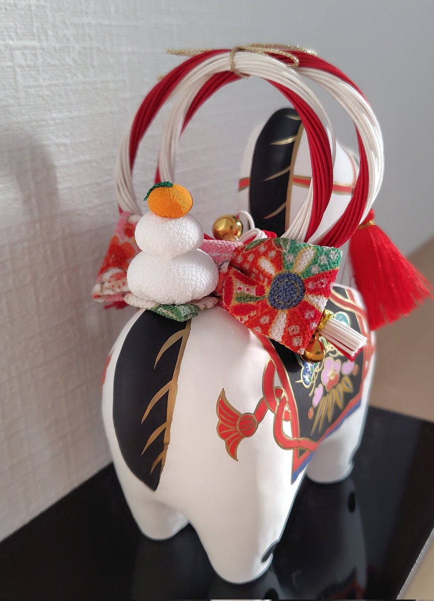 干支の置物買った
馬が好きだから一番豪華なやつにした。可愛いからもう飾っちゃうもんね
お正月が終わってもお尻の鏡餅を隠して年中飾りたい