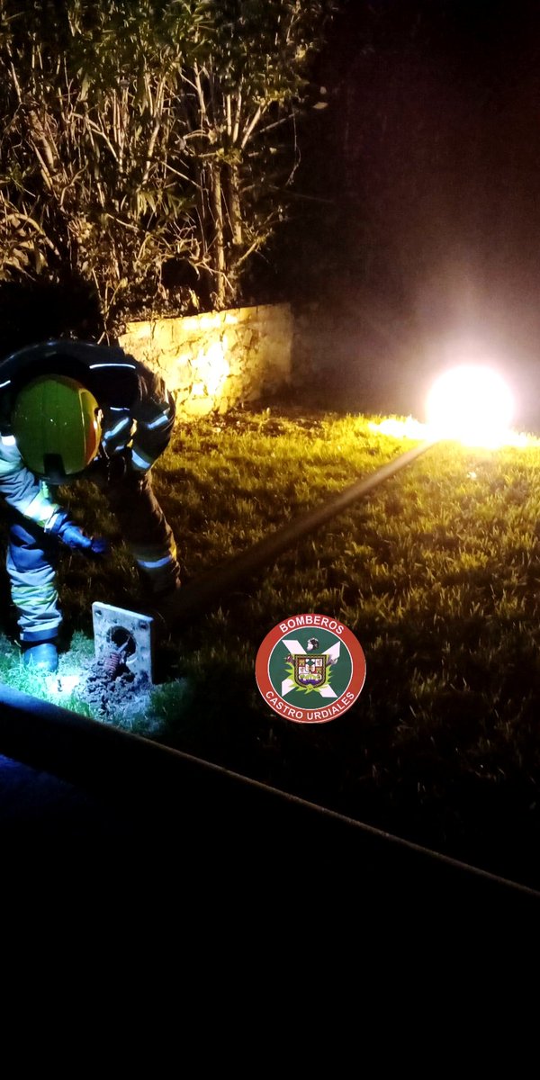 Aviso por caída de farola. Acuden #Bomberos para soltar los cables de manera segura dejandola sin corriente eléctrica.