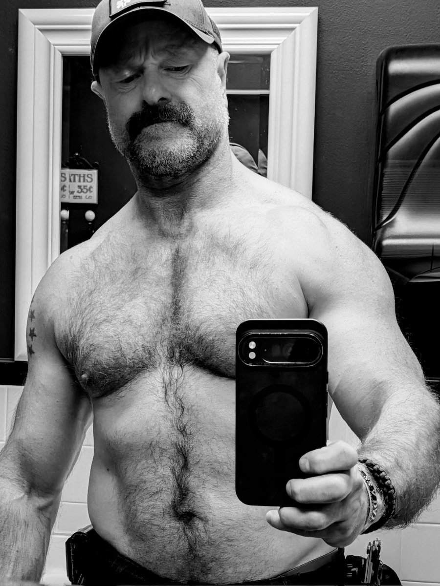 Friday gym pic.    Now time to hit the weekend like a dawg on a mission.