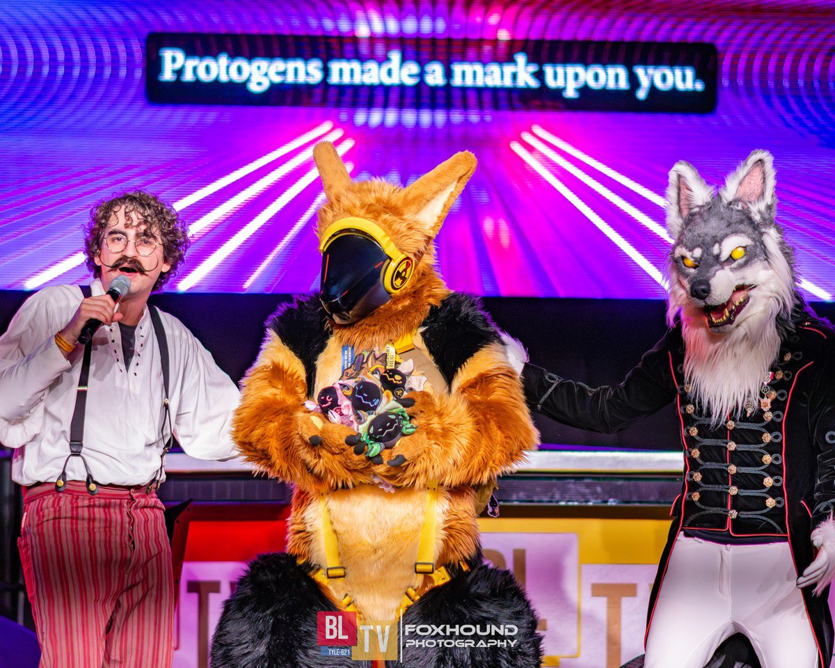 It’s #FursuitFriday and I’m remembering the scariest moment of my life at a con. Being on stage 😅