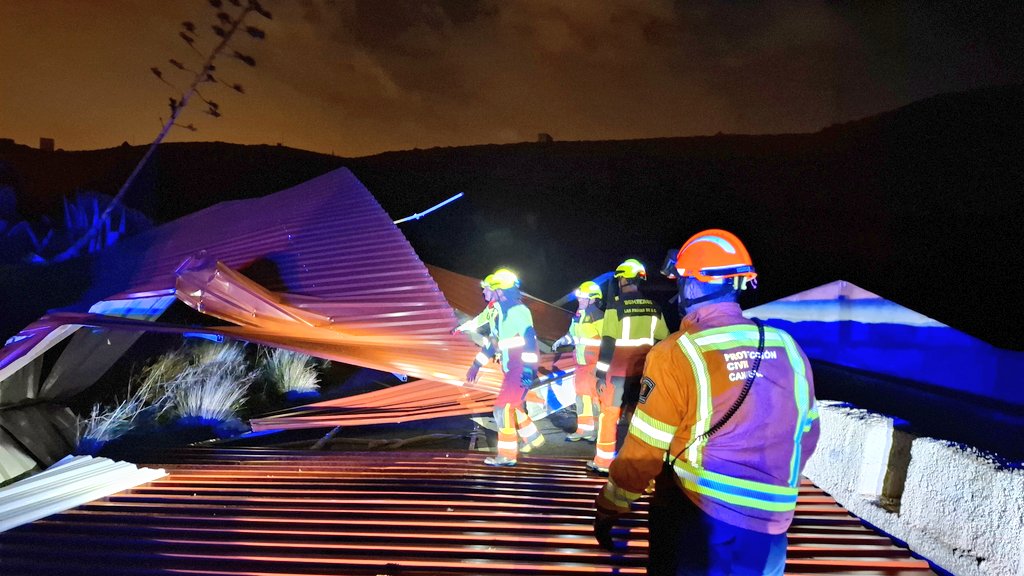 ProteCivilLPA's tweet photo. Durante la tarde noche nuestros voluntarios han realizado varias intervenciones principalmente relacionadas con la #Alerta por #Vientos colaborando con @PoliciaLPA @BomberosLPA @LimpiezaLPGC #serviciossocialeslpa coordinados por la #UTSE
#FMACanarias
#PEMULPA
#ProteccionCivil https://t.co/6uagVQZvQT