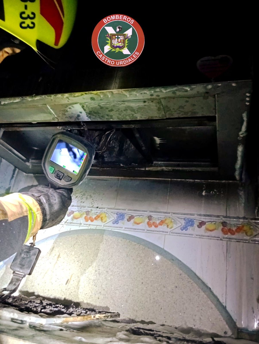 Aviso del <a href="/112Cantabria/">112 Cantabria</a> por incendio de cocina. Movilizado #Bomberos que extinguen y ventilan vivienda evacuando el humo. Sin heridos.