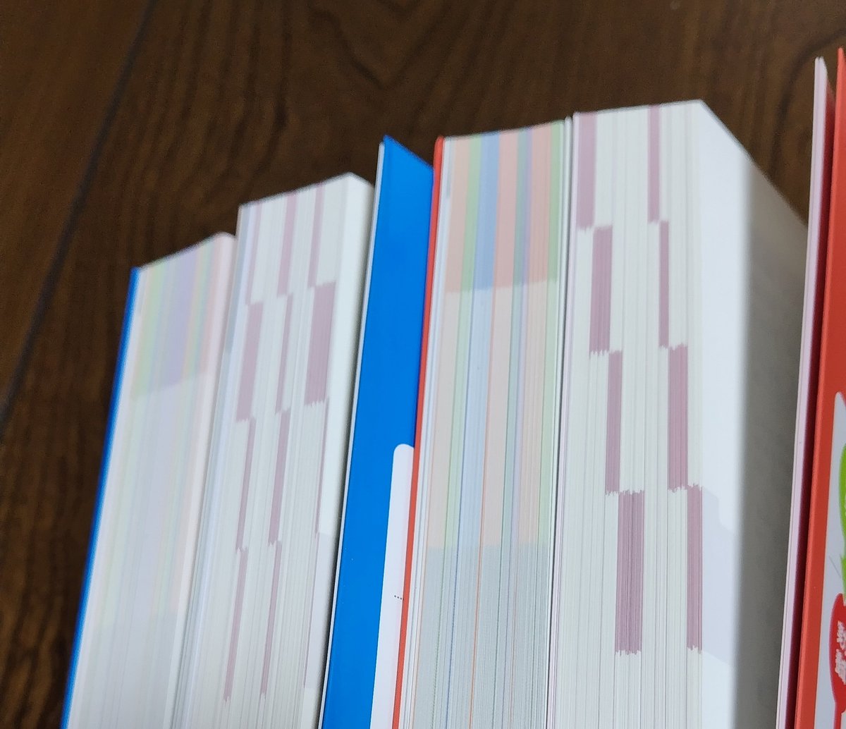 資格試験の本全部で2千ページ📖　写真はその半分🥺　残り2ヶ月でまず読み終わるのか❓️