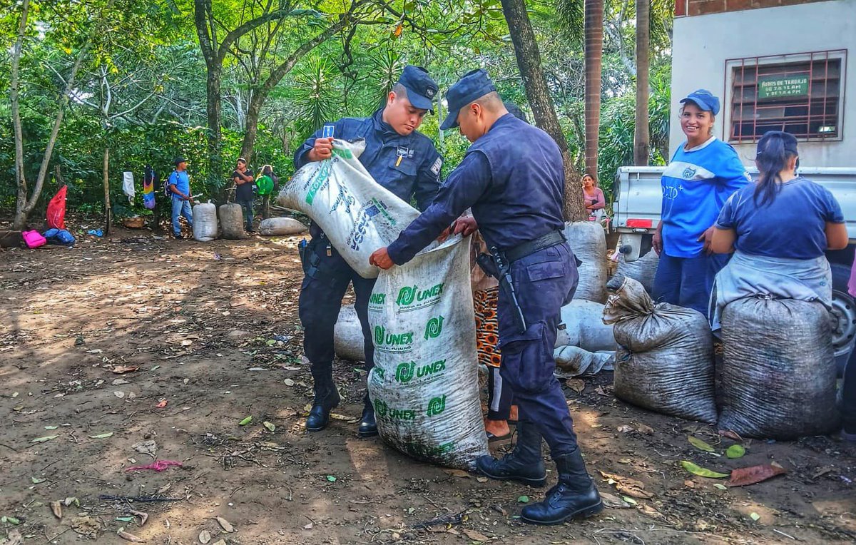 PNCSV's tweet photo. ☕👮🏼‍♂️En el distrito de San Juan Opico, La Libertad Centro, la Policía Rural no sólo se encarga de la seguridad de los trabajadores en las cortas, sino que también, brindan su ayuda en esta labor. 

Trabajamos de cerca con la población.

#PlanControlTerritorial https://t.co/z30muwfORF