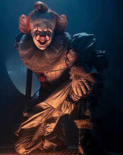 Greendomin61931's tweet photo. Which Pennywise is better?
Tim Curry or Bill Skarsgård? https://t.co/c0KAibOdDW