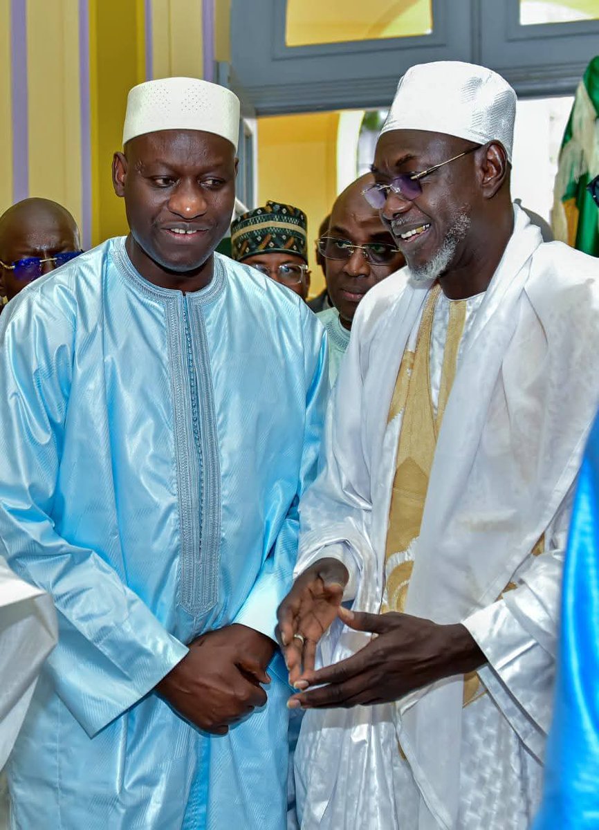 boullygalissa's tweet photo. CELEBRATION DES "ÑIARI GOUDI NDAKARU" Le 19 et le 20 Décembre 2025: LE MAIRE #ABASSFALL ENGAGE LA VILLE DE DAKAR.

 le Maire de la Ville de Dakar, M. Abass FALL, en compagnie des membres du Conseil municipal a reçu ce vendredi, à l’hôtel de Ville, une forte delegation de dignitaires mourides dirigée par Serigne Kosso MBACKE, fils du Khalife général des Mourides, Serigne Mountakha MBACKE.

 Serigne Kosso MBACKE a demandé au premier magistrat de la Ville, d’être son hôte lors de la célébration des deux nuits que le vénéré Cheikhoul Khadim a passées à Dakar sur le chemin de sa déportation au Gabon et prévue les 19 et 20 décembre 2025.

Une invitation accueillie avec honneur par le Maire Abass FALL, selon qui, « cette visite honore toute la Ville de Dakar et l’ensemble des populations de la capitale sénégalaise ».  

Le Maire de Dakar a rassuré quant à sa volonté de ne « ménager aucun effort pour la réussite de cet evenement"

Le Maire de la Ville de Dakar a également demandé à son hôte, d’être son interprète auprès du Khalife Général des Mourides à qui, il rendra prochainement une « visite de courtoisie ainsi qu’à l’ensemble des Khalifes généraux ». 

A l’endroit des guides religieux, le Maire Abass FALL dira : « en plus d’être des régulateurs sociaux, vous êtes aussi des soupapes de sécurité pour notre pays ».

Des exemplaires du Coran, ainsi qu’un tapis de prière, entres autres cadeaux, ont été offerts à Serigne Kosso MBACKE.
#JOJDakar2026 
#rtmd 
#mouridesadikh 
@awambacke
@BakhdadO @s_sourang @Noo_IDcard @leprojetpastef @PastefOfficiel