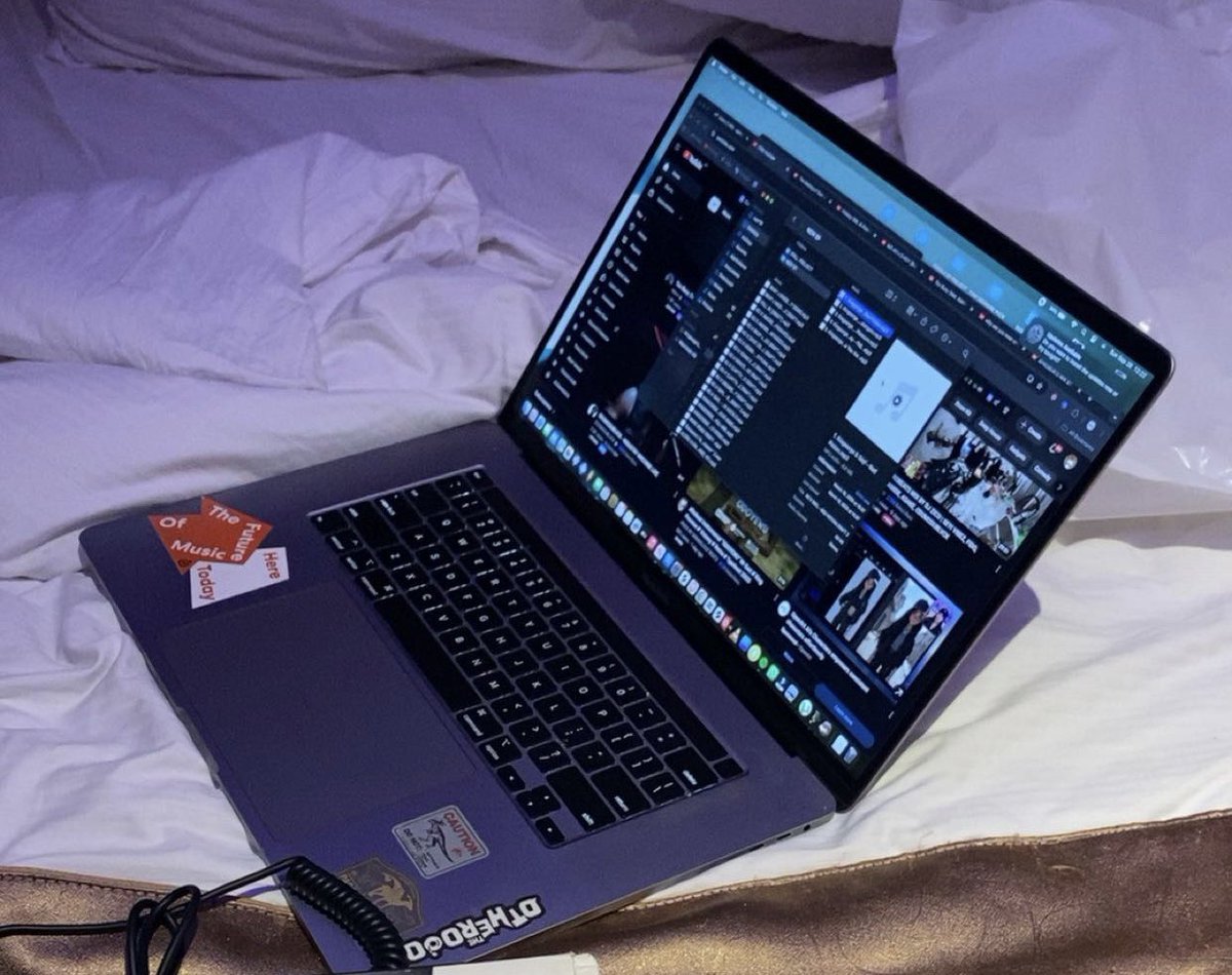 HELLO GUYS ,  MY LAPTOP HAS BEEN STOLEN AT JABI , JUST INCASE YOU SEE ANYWHERE OR HAVE ANY INFORMATION,REACH OUT ASAP 

THANK YOU 

2019 MACBOOK, 16” ,1TB