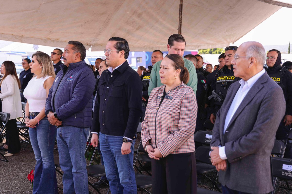 Junto al presidente municipal <a href="/JosueGro/">Chepe Guerrero</a> acudí a la misa con el equipo de seguridad en el C4 en el marco del Día de la Virgen de Guadalupe

Un honor compartir un momento con los hombres y mujeres que trabajan todos los días por la paz y seguridad de las familias de #Corregidora