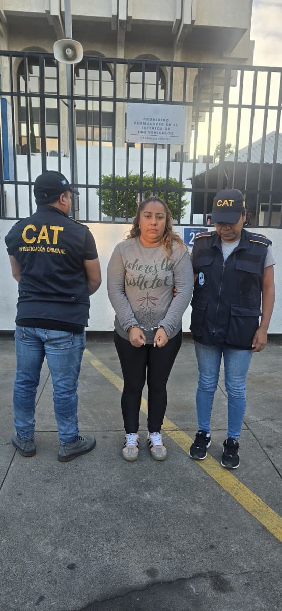 CanalAntigua's tweet photo. 🚨La PNC reporta la captura en la colonia Maya, zona 18, de alias “La Carol”, una de las convivientes de Edwin René Ramírez Iboy, alias "Chucho" o "Crosty", prófugo de la cárcel de Fraijanes II.  Detenida es acusada de extorsión. 

#Capturada #Conviviente #FraijanesII #Prófugo #Pandillero