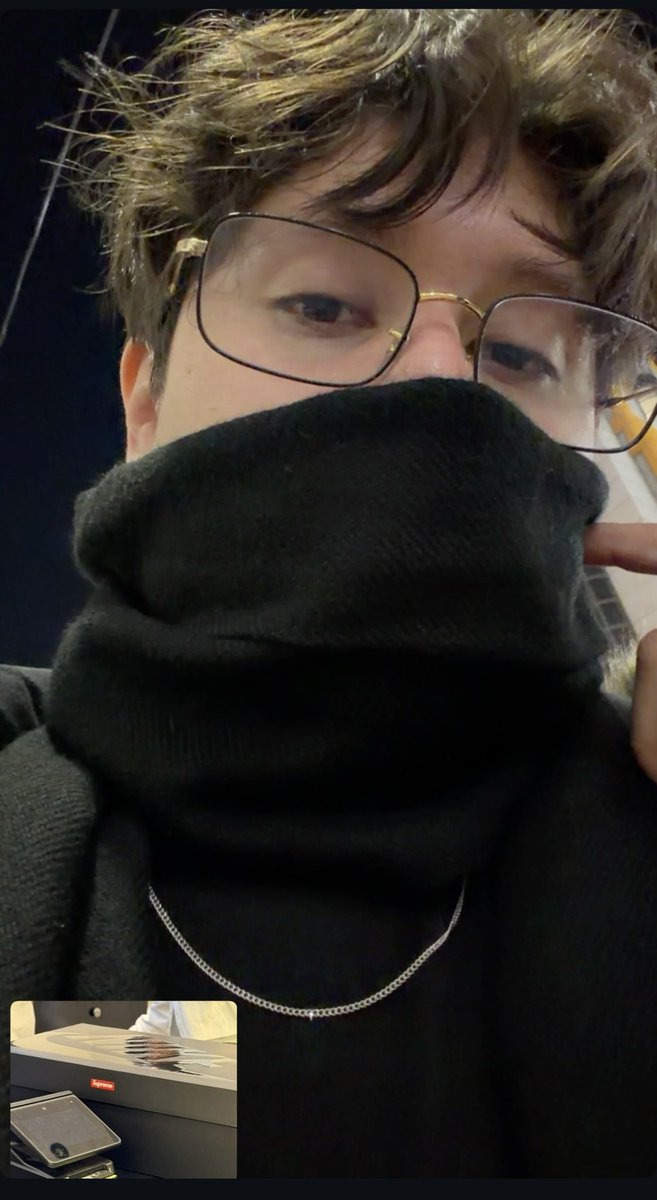 Lemonkido's tweet photo. 0 grados ,una caminata solitaria en shibuya ,mi canción favorita de @rojuuaka ,  un pitstop a supreme, las cosas solo son 🪷 ☯️ https://t.co/H0TQnkmzky