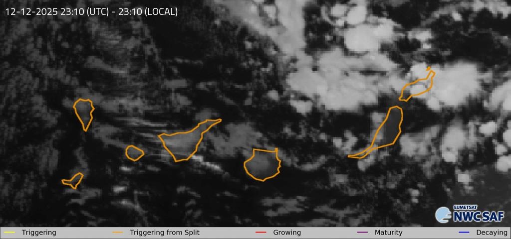 tenerife_meteo's tweet image. Siguen llegando chubascos convectivos a Lanzarote y Fuerteventura donde ya tenemos chubascos localmente fuertes.