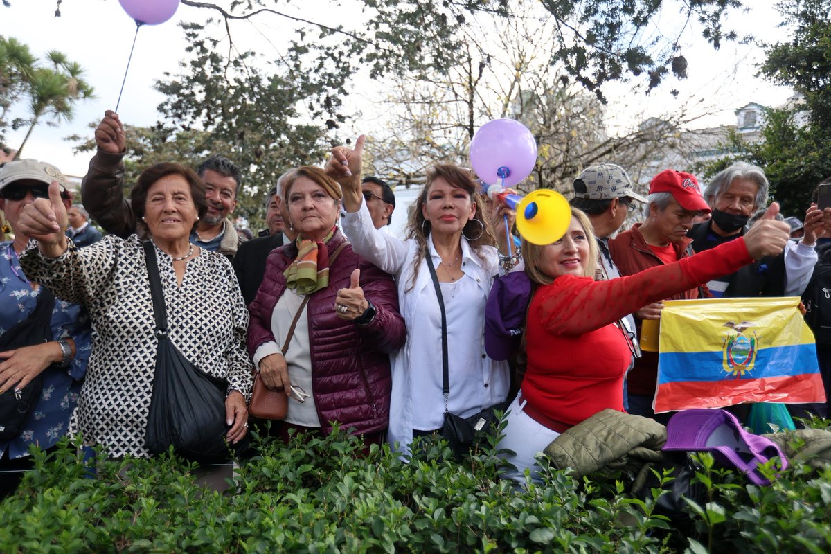Presidencia_Ec's tweet photo. El presidente @DanielNoboaOk y su homólogo del Perú, José Jerí, participaron en el Cambio de Guardia en el Palacio de Carondelet, acompañado por la ciudadanía que acudió a la Plaza Grande.

Este acto protocolar reafirma los lazos entre ambos países y el compromiso de seguir fortaleciendo la relación de amistad y cooperación.

#ElNuevoEcuador 
#BinacionalEcuadorPerú 🇪🇨🤝🇵🇪