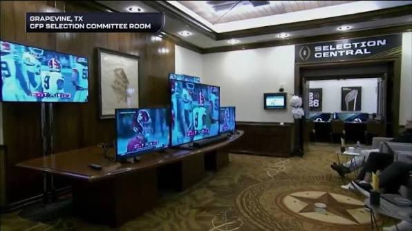 TheSharpeWit's tweet image. ⚠️ Warning: Extremely long post about the CFP — but it needs to be said.

Since the beginning of the College Football Playoff, there has been only ONE team that was in position to make the playoff, lost a conference championship game, had idle teams behind them, and did not drop…