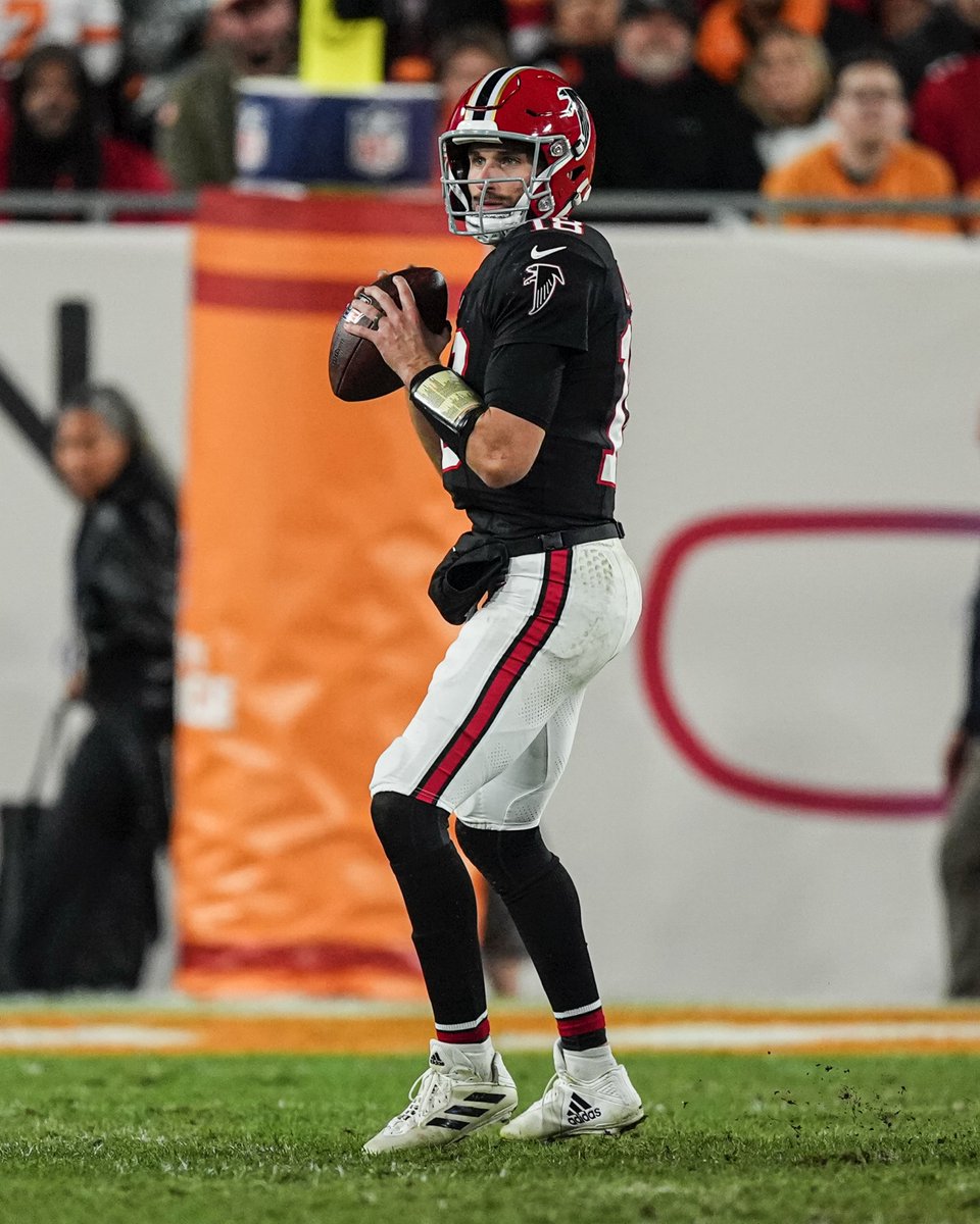 The most passing yards by a QB vs. any opponent over the last two seasons:
1,158 vs. Tampa Bay 🔥 @KirkCousins8