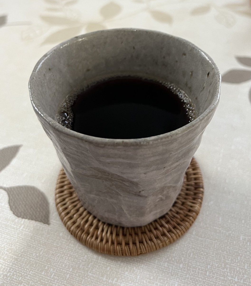 G1kfxNebaATFl5j's tweet photo. EBI COFFEE開封の儀✨
今日は左側☕️
サイトの説明によると、酸味は少なめ、しっかりとした苦味とコク、ほのかな甘み、最後にふわっと香るエチオピア・イルガチェフェのアロマな香りが特徴。
私はこっちの方が好み❤️
美味しかった🥰
#海老原諒
#EBICOFFEE https://t.co/bXnfM3hfw7