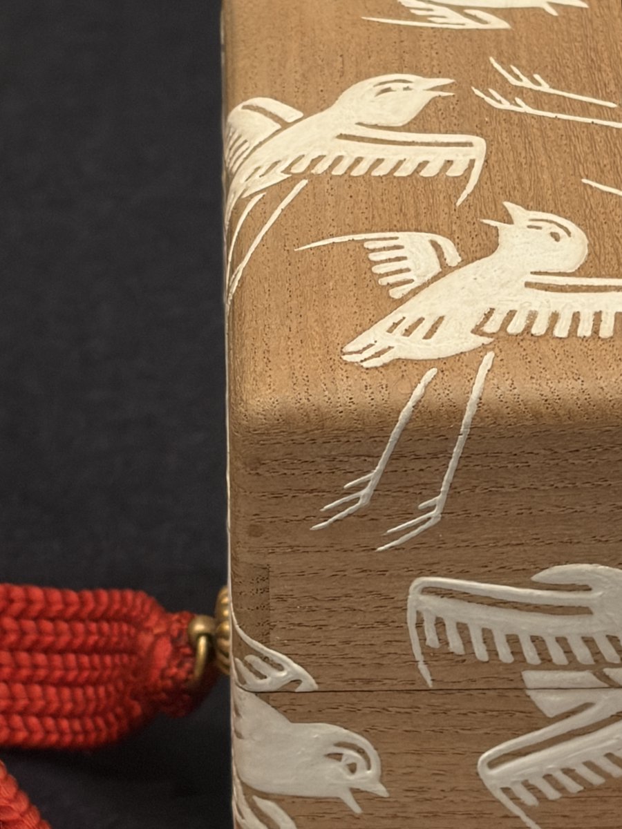 三井記念美術館で開催中の「国宝 熊野御幸記と藤原定家の書 ―茶道具・かるた・歌仙絵とともに―」
mitsui-museum.jp/exhibition/ind…
定家による熊野御幸記、久しぶりの全巻展示なのでガン見しよう。館蔵品の定家の書をまとめた蔵品図録も必携です。そして「百人一首かるた　胡粉置上千鳥文箱入」は可愛さに悶絶