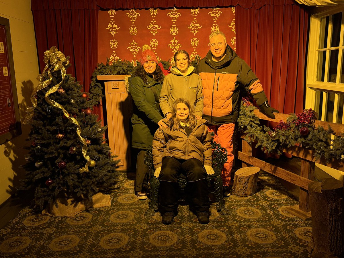 Holiday Nights at #THF never disappoint! <a href="/therobdale/">Rob Dale</a>