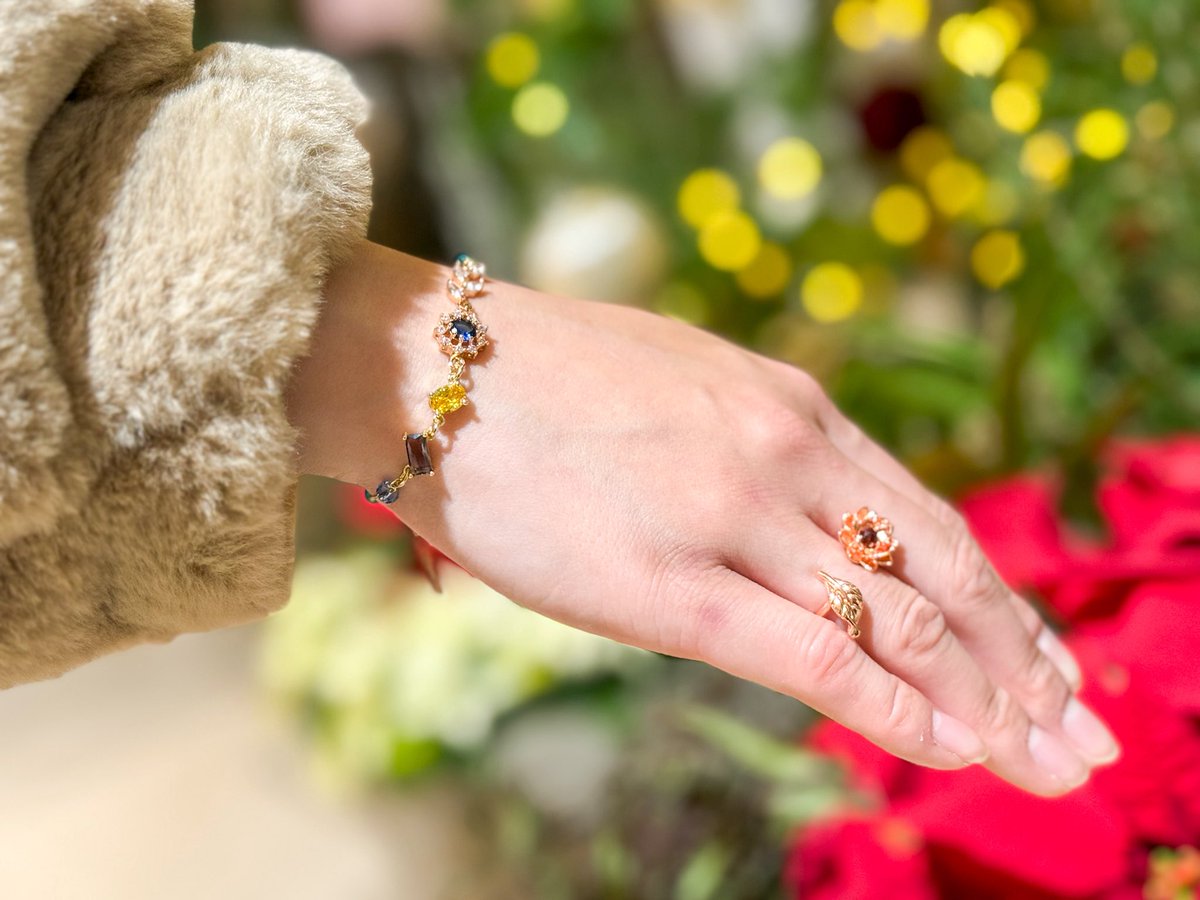 オリジナルハンドメイド　思考 オリビア・バートン」より、⽂字盤にローズクォーツを採⽤した