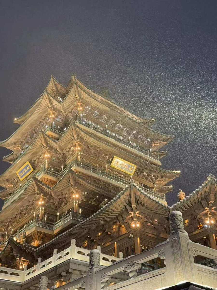Maugham123's tweet photo. 山东济南，今年第一场雪。雪中的济南你爱了吗？ https://t.co/bGFYtBHVBL