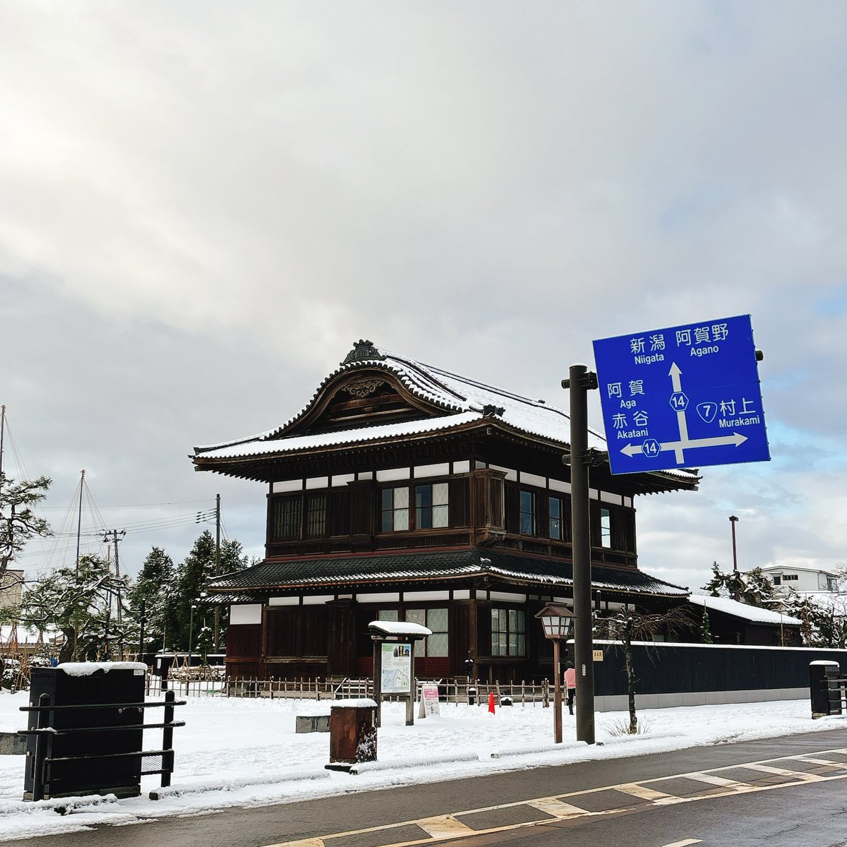 10時〜15時まで、イクネス新発田で一箱古本市です！雪は薄ら降っていて、雪化粧がきれい。近くの諏訪神社や蔵春閣も見どころです。

#一箱古本市
#イクネスしばた