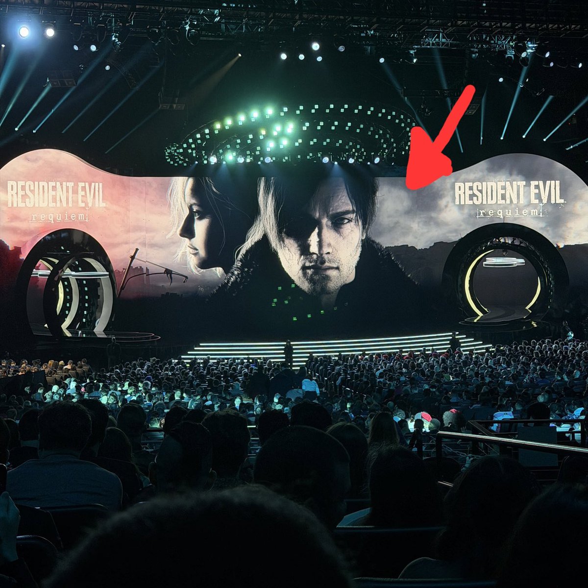 MaxMRM_Gameplay's tweet photo. No painel do palco do Game Awards o banner de Resident Evil 9 Requiem deixa um espaço bem suspeito para outro personagem.

Lado azul... remete a frio... frio me faz pensar em geladeira... e personagem na geladeira me faz pensar na Jill.

Pronto, sabemos que é a Jill o outro personagem. 🥶