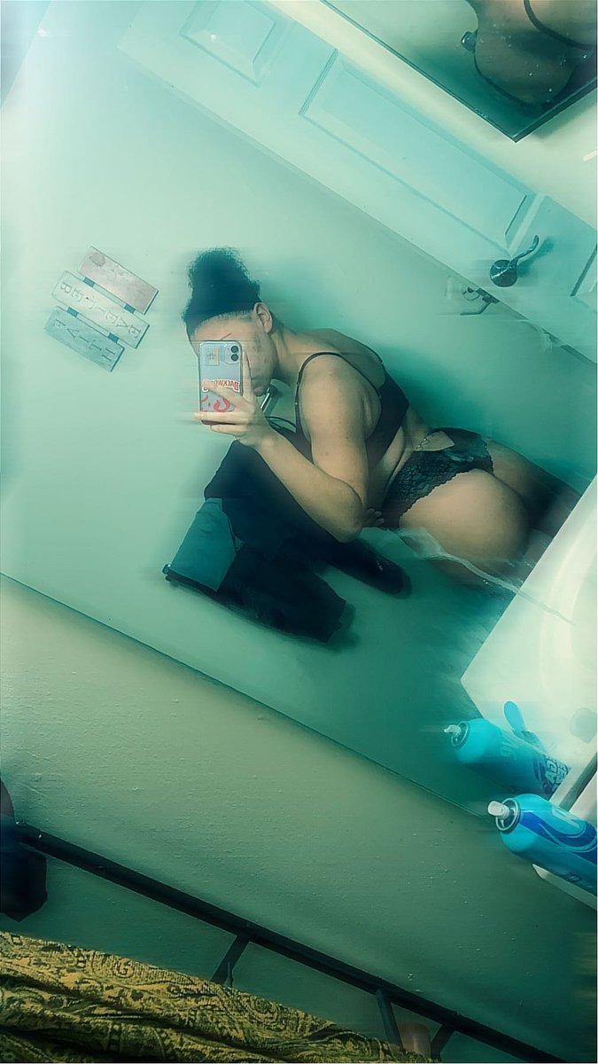 Vee__Official's tweet photo. what’s the most attractive thing a girl can wear??
#nsfw #nsfwtwt #onlyfans #girl #ass #boobs https://t.co/YcRdFthyzZ