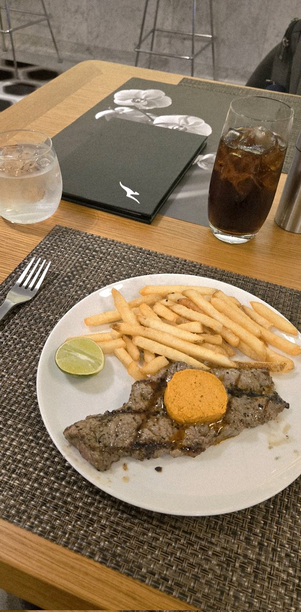 patstravelrevu's tweet image. Always enjoy visiting @Qantas #FirstClassLounge at #flyLAXairport for a #MinuteSteak &amp;amp; #Sundae patstravelreviews.com #airportlounge #airlineclub #airlinelounge #Airport #travel #luxurytravel #aviation #avgeek #qantas #QantasAirways #LAX #LAXairport #oneworld  #patstravelreviews