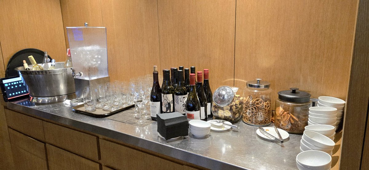 patstravelrevu's tweet image. Always enjoy visiting @Qantas #FirstClassLounge at #flyLAXairport for a #MinuteSteak &amp;amp; #Sundae patstravelreviews.com #airportlounge #airlineclub #airlinelounge #Airport #travel #luxurytravel #aviation #avgeek #qantas #QantasAirways #LAX #LAXairport #oneworld  #patstravelreviews