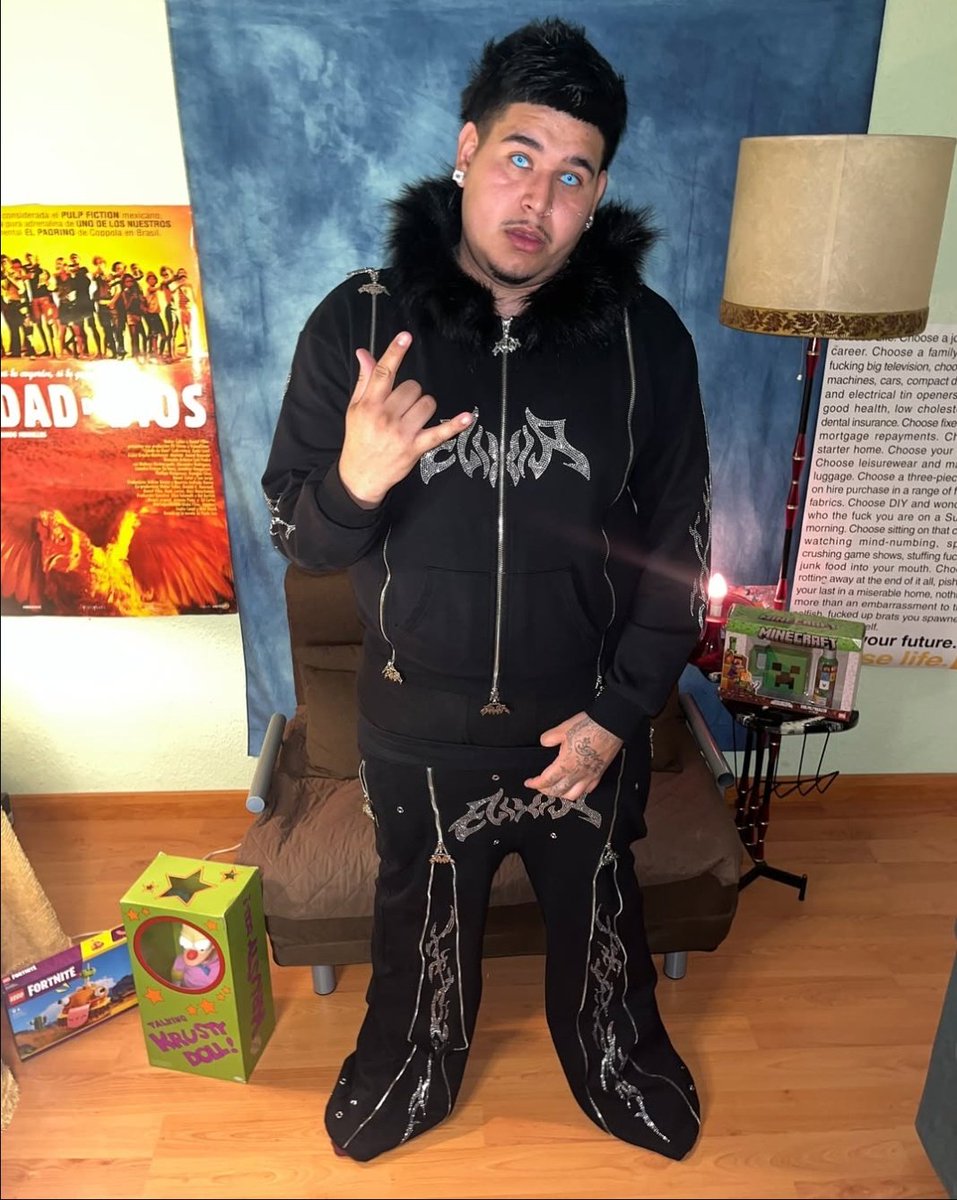 ferrxyra's tweet image. mi vieja el 24: hijo te vayas a vestir tan  temprano 

yo a las 14:67