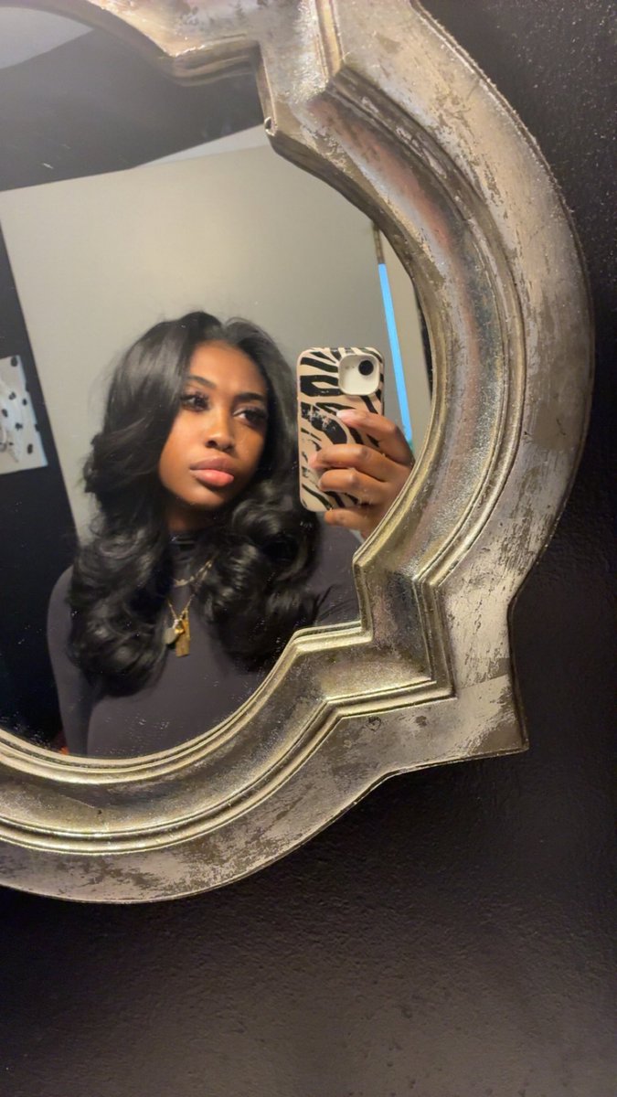 almightyravie's tweet photo. Faux middle part quick weave 🤭 https://t.co/jq6fIK5mOS