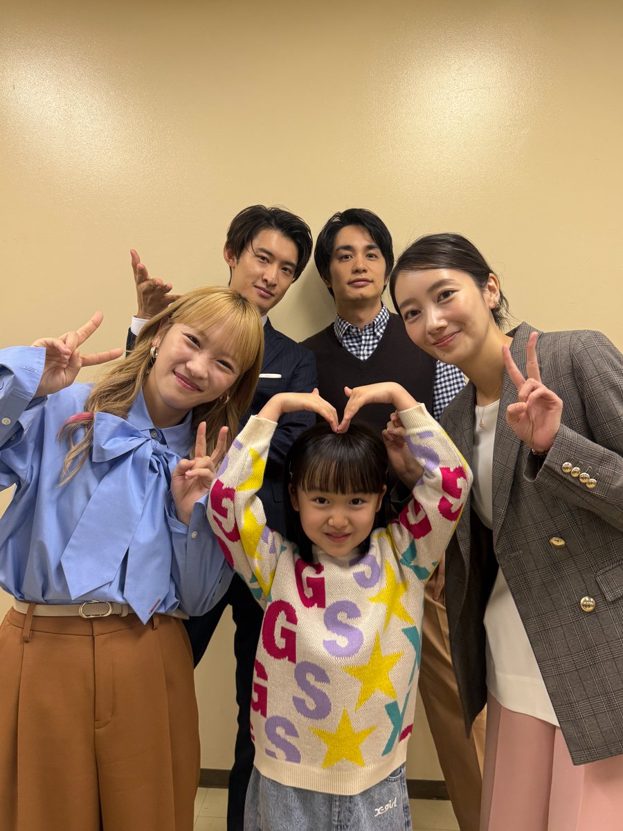 fake_mommy_tbs's tweet photo. ⋆┈金曜ドラマ #フェイクマミー ┈⋆

　　☆˖⋆オフショット⋆˖☆

カウントダウンを撮影したときの
5人をお届け🪽

最終回、ご覧いただけましたか…?
👇TVerで最終回見られます👀
https://t.co/Frv9VHHlRI

“家族”みんなの"想い"
ぜひご覧ください🫶

#波瑠 #川栄李奈
#向井康二 #中村蒼 #池村碧彩 https://t.co/9p2mf6WJM2