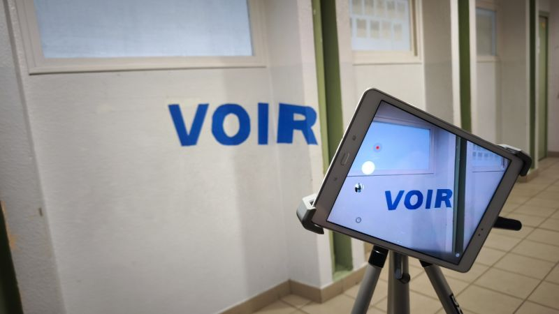 Après l’anamorphose du carré, une nouvelle installation dans un couloir : des lettres déformées qui s’alignent depuis un point précis pour former VOIR.
Quand l'Art et les mathématiques se rencontrent
Merci à <a href="/BenjaminBiscig1/">Benjamin Bisciglia</a>  pour cette collab' qui donne envie de voir plus grand