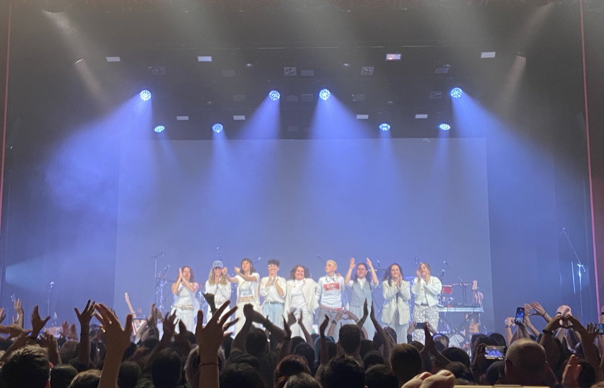 JoanaJusticia_'s tweet photo. La roba es recull però les cançons es queden i la crònica de la @gloryyromero_ per @enderrock també 💥

Gràcies @somrobaestesa per aquesta nit i tots els anys de lluita als escenaris ✊🏼
https://t.co/nfvLPicnZa https://t.co/EtYx5oLYa3