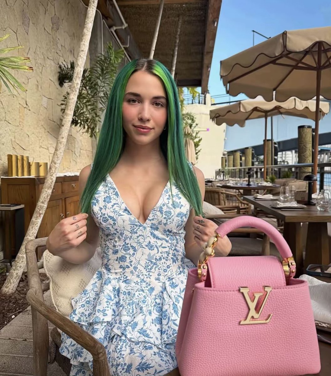 lerajane25's tweet photo. Would you love to hangout sometimes 💚☮️ https://t.co/K6F85BOW2C