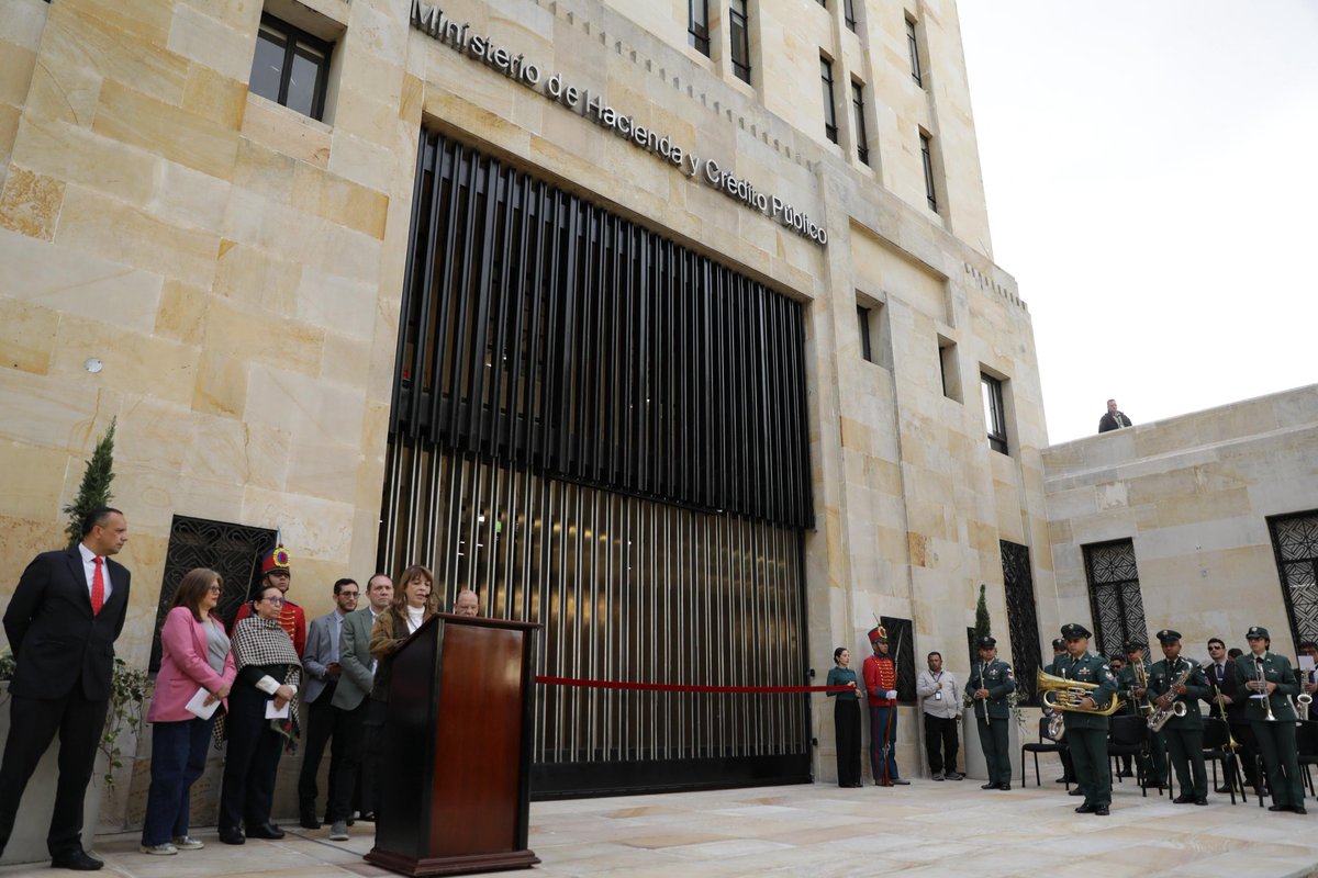 MinHacienda's tweet photo. Luego de 46 años se reabre la puerta principal que da acceso a las instalaciones del @MinHacienda. El ingreso estaba clausurado desde 1979 en razón a una protesta liderada por el dirigente sindical Alfredo Morales Guerrero. 

La ceremonia de reapertura estuvo presidida por el... https://t.co/NtEAFSvAJv