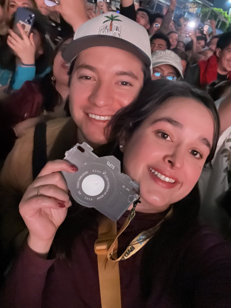 TheMapss's tweet image. Hace 3 años (9/12/2022) conocí a una persona increíble en el concierto de Bad Bunny. Ayer fuimos de nuevo a su concierto, pero ahora como esposos. Gracias @sanbenito por darme mi persona. #badbunnymexico