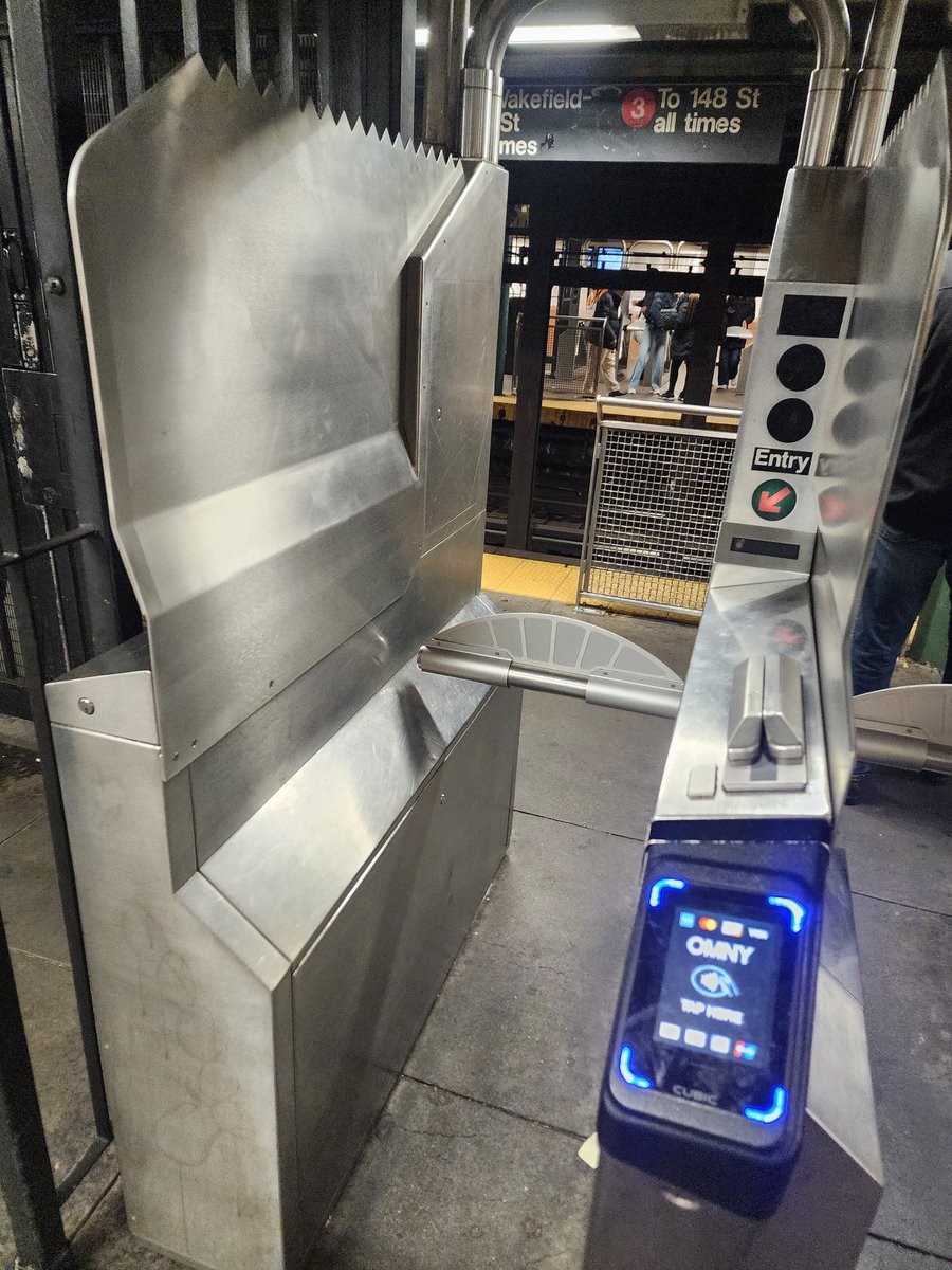 ItsmindofJson's tweet image. Too broke to pay..too fat to jump it smfh #lestruggle