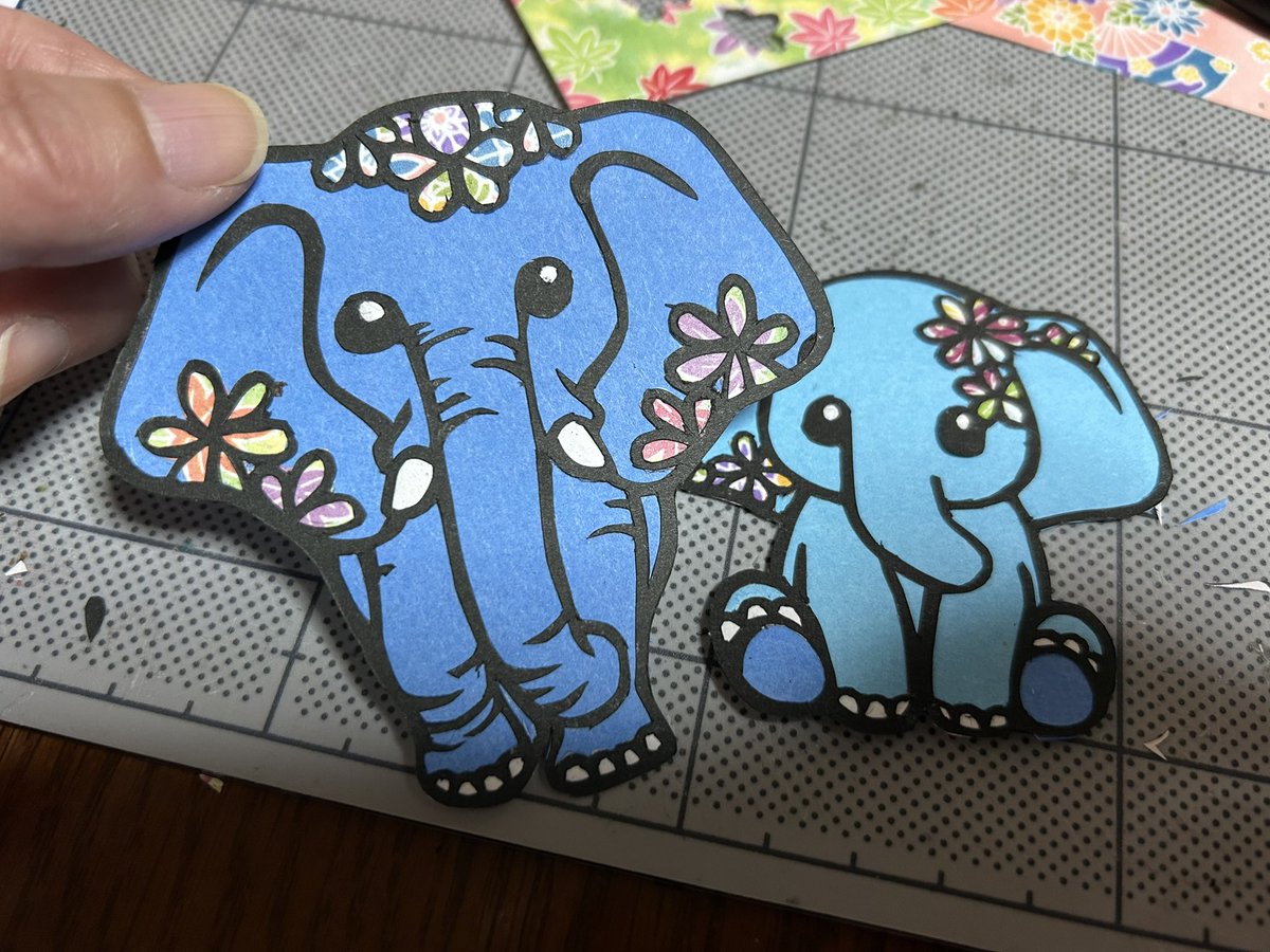 今朝できた。ワークショップ用の切り絵の見本。象の切り絵をってリクエストいただいたのに、なかなかできず。。
難しかった。
象好きさんに気に入ってもらえるかがわからなくてドキドキ