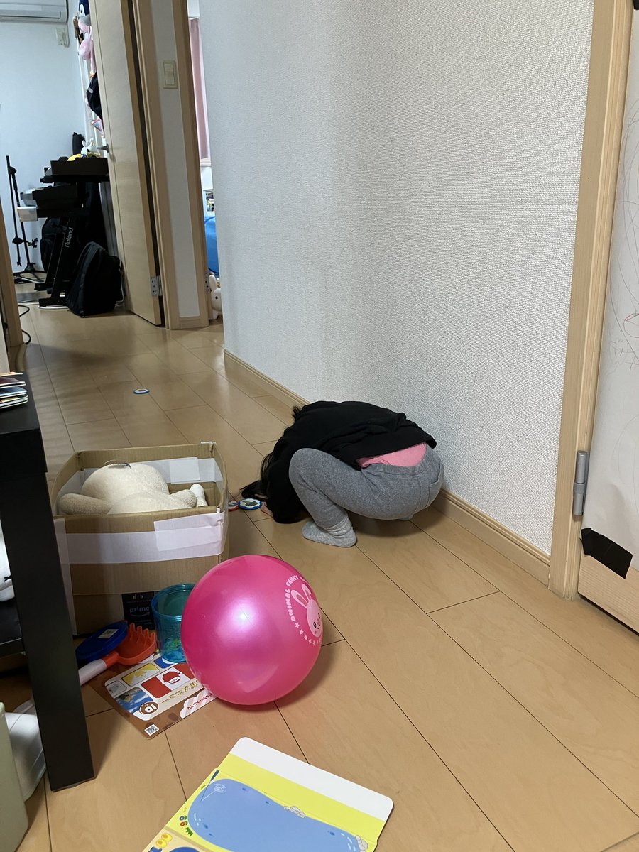 廊下で打ちひしがれる娘(もうすぐ2さい)