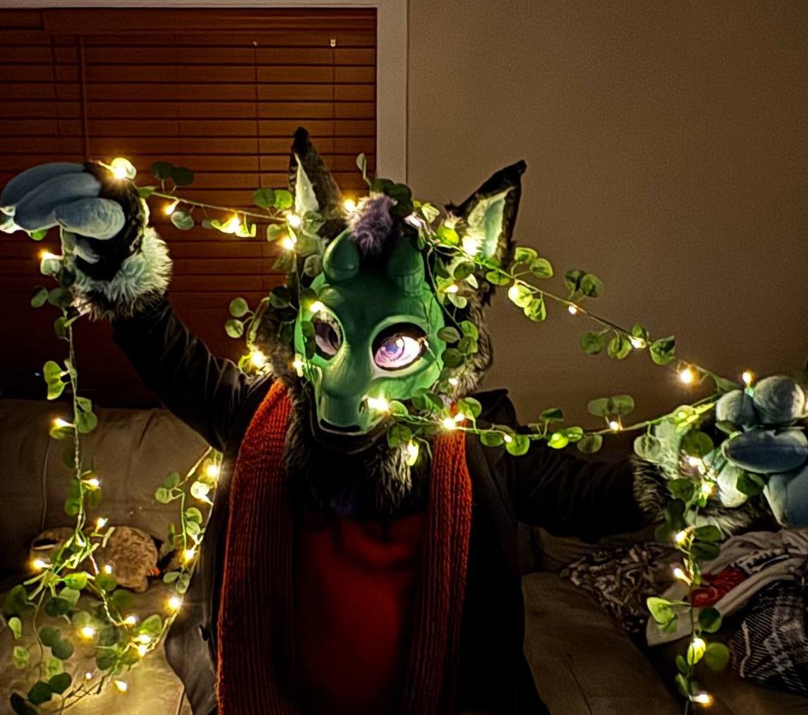 Tozardo's tweet photo. get these thINGS OFF MEE!

#FursuitFriday https://t.co/Api0IvVEON