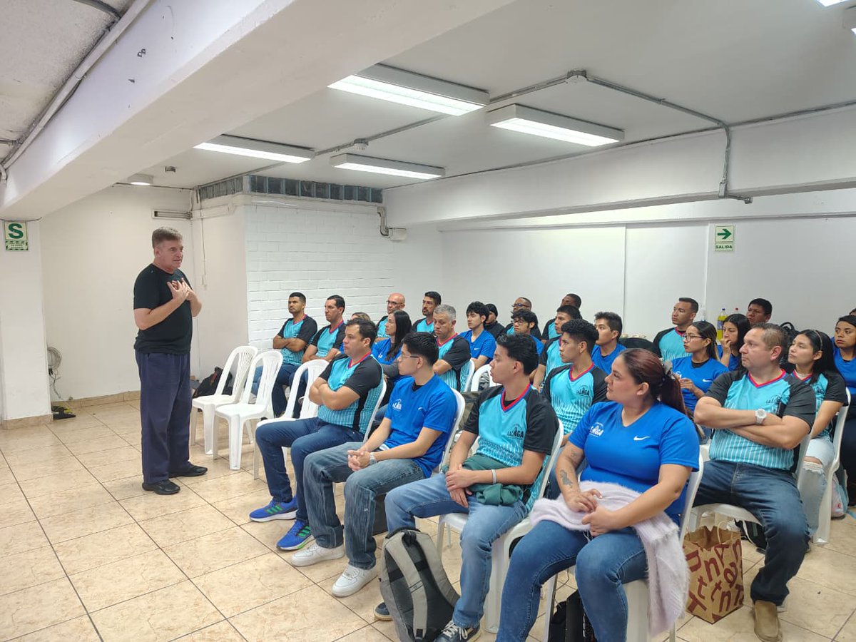 El Instituto CAB capacitó a los árbitros de La Liga de Lima 🏀🇵🇪

En el marco del acuerdo de cooperación, árbitros y jueces de mesa participaron de una jornada intensiva guiada por Pablo Estévez, impulsando la formación y profesionalización del básquet en Perú 🌎👨‍🏫