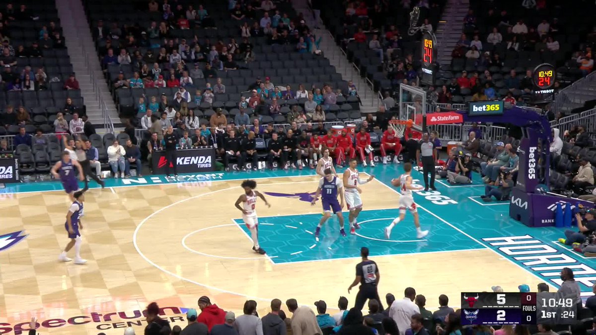 Lefty lay, high off the glass.
@BuzelisMatas | @CHSN__