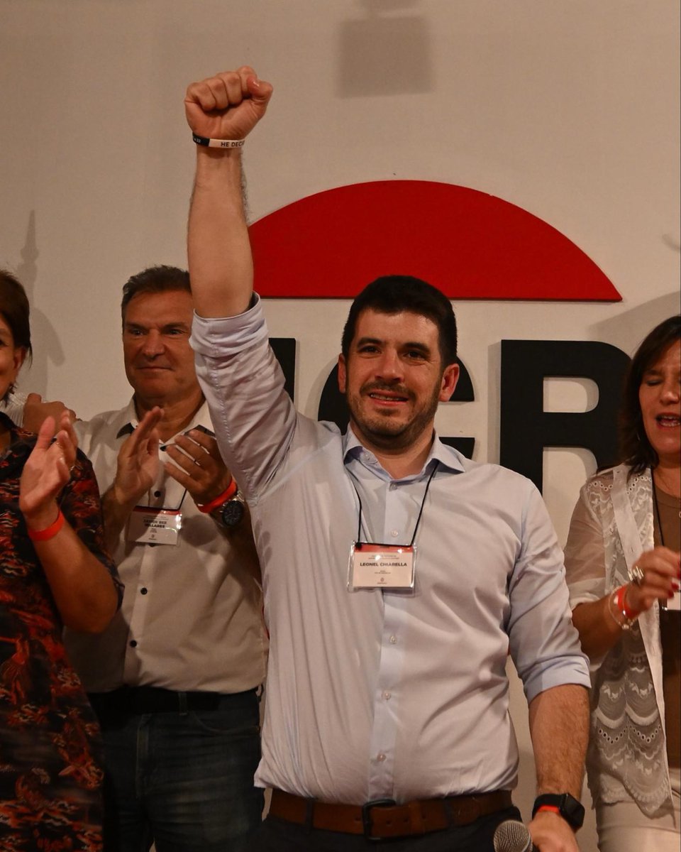 ColoBeckley3's tweet photo. Nuevos vientos, soplando viejas banderas. 
Inmensa alegría por esta nueva mesa de conducción partidaria. Juventud, compromiso, vocación de servicio. Felicitaciones @leonelchiarella y @pierafernandez! A llevar al radicalismo a lo más alto! 💪🏻 https://t.co/7BjbYHDJNP